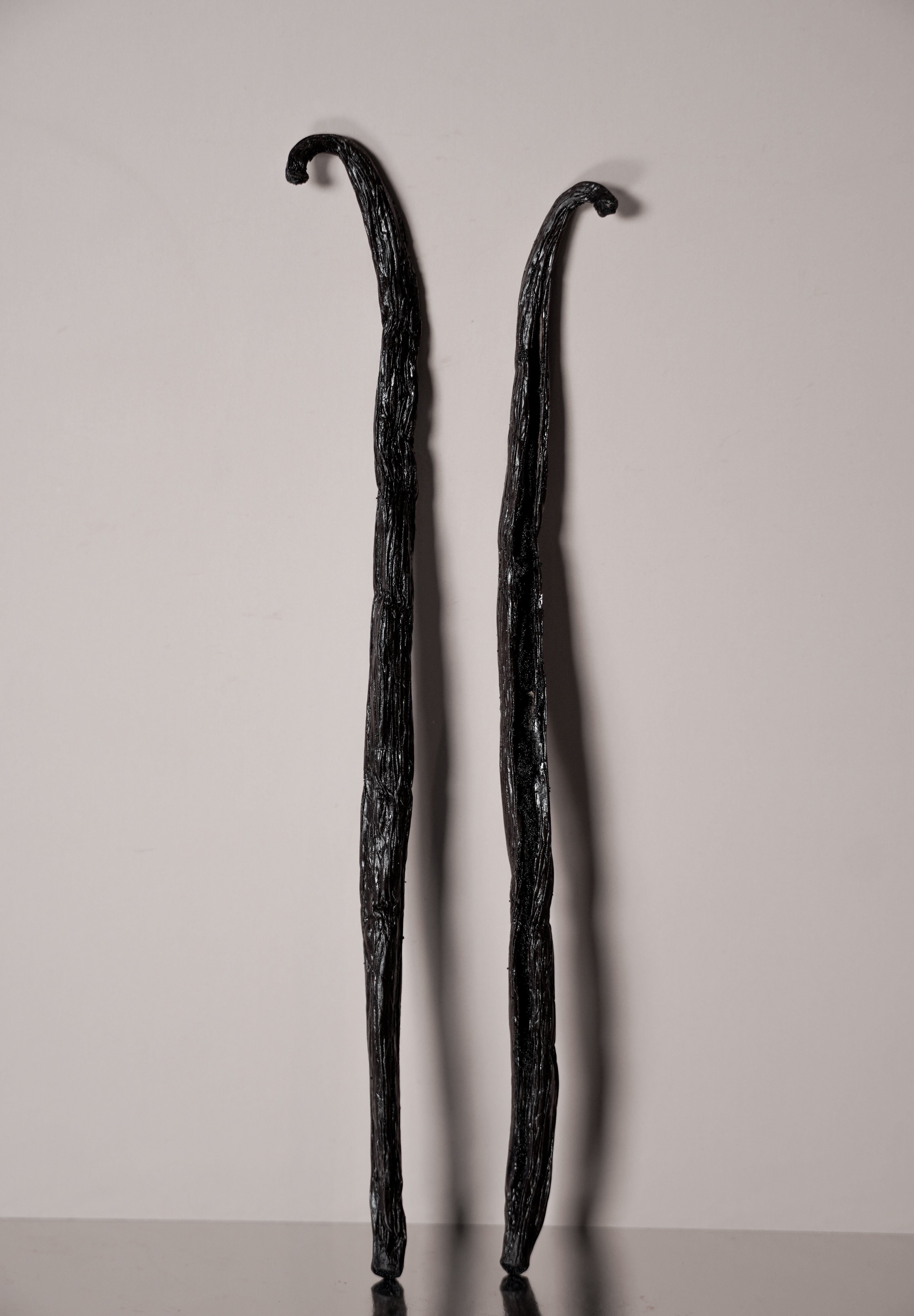 Vanillya Vanille Bourbon 2 kg artisan vanilla beans in a large format package on a wooden surface.